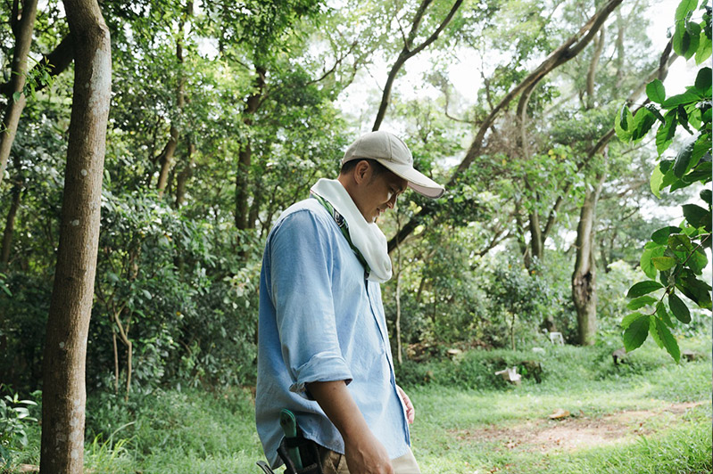 侯奕瑋深信在大屯火山產區以自然農法栽種咖啡，也是守護這塊土地的一種方式。